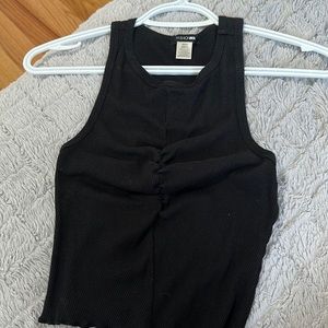 Sleeveless black crop top Fashionnova